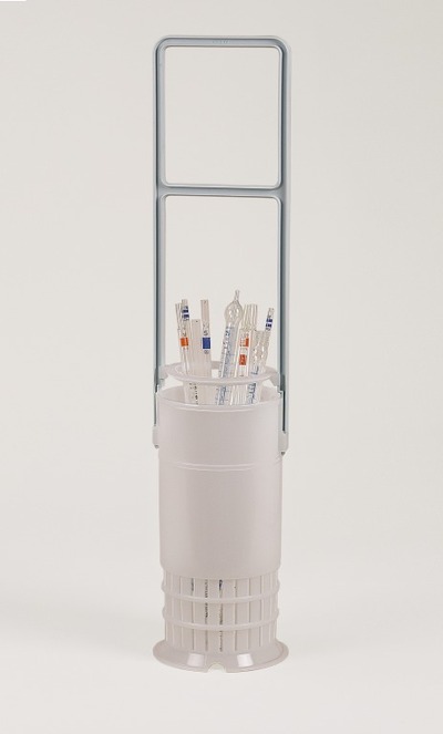 Pipette basket with pipettes